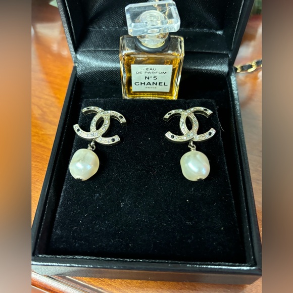Chanel CC Glass Pearl Drop Earrings - Picture 3 of 5